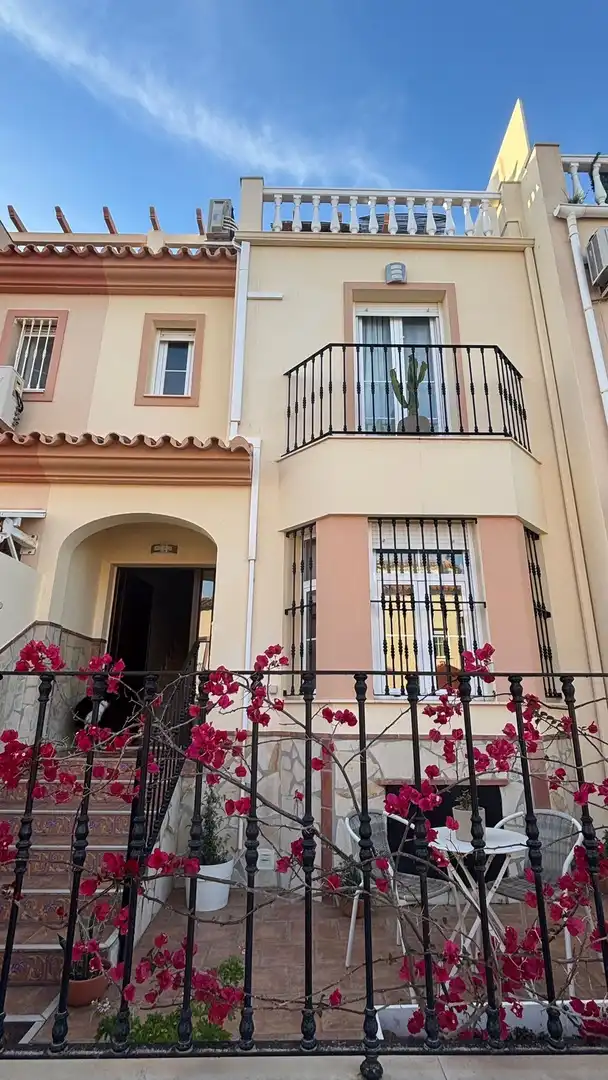 Vista exterior de Casa adosada en venda en Vélez-Málaga amb Aire condicionat, Jardí privat i Terrassa