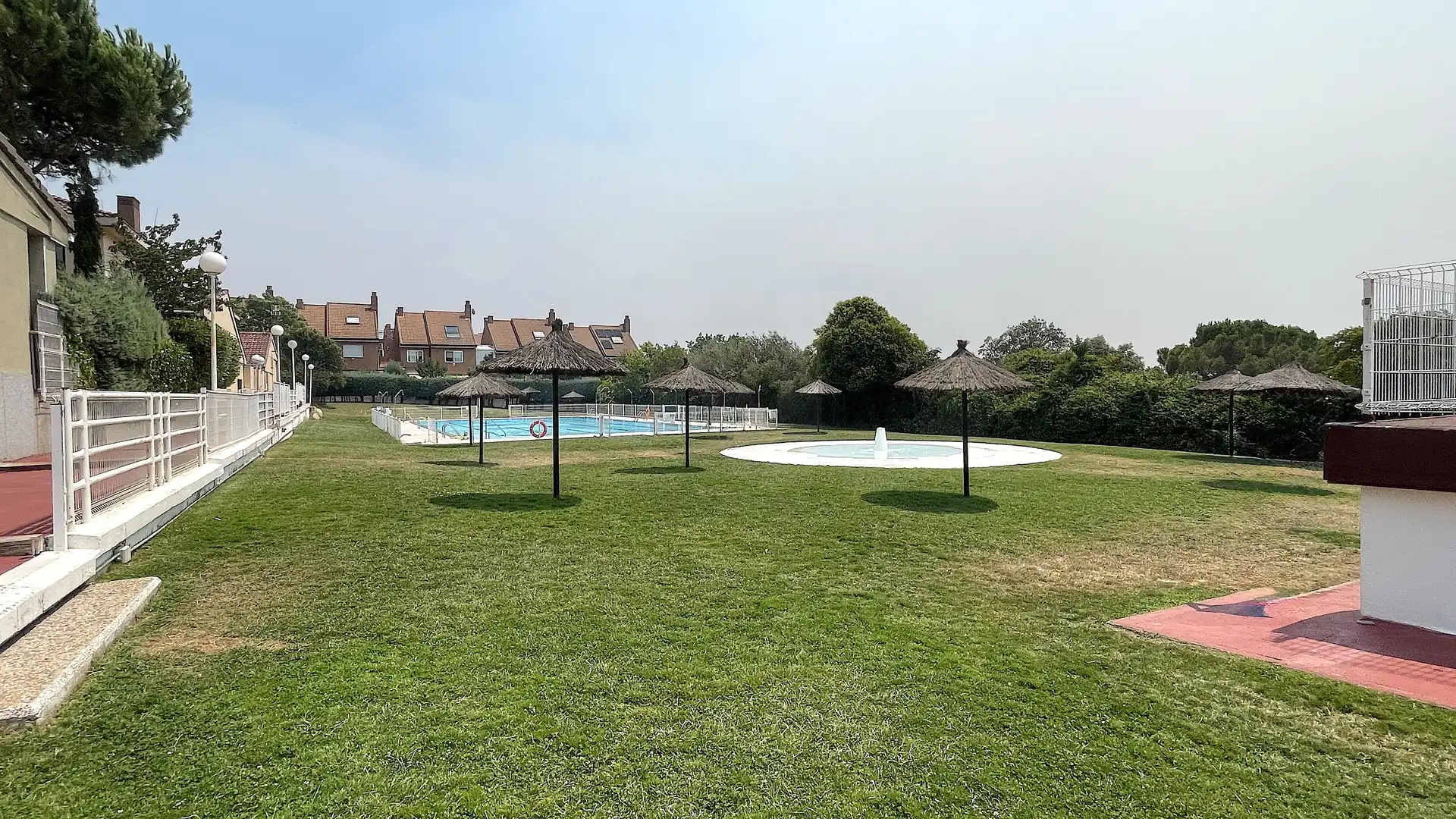Piscina de Casa adosada en venda en Las Rozas de Madrid amb Calefacció