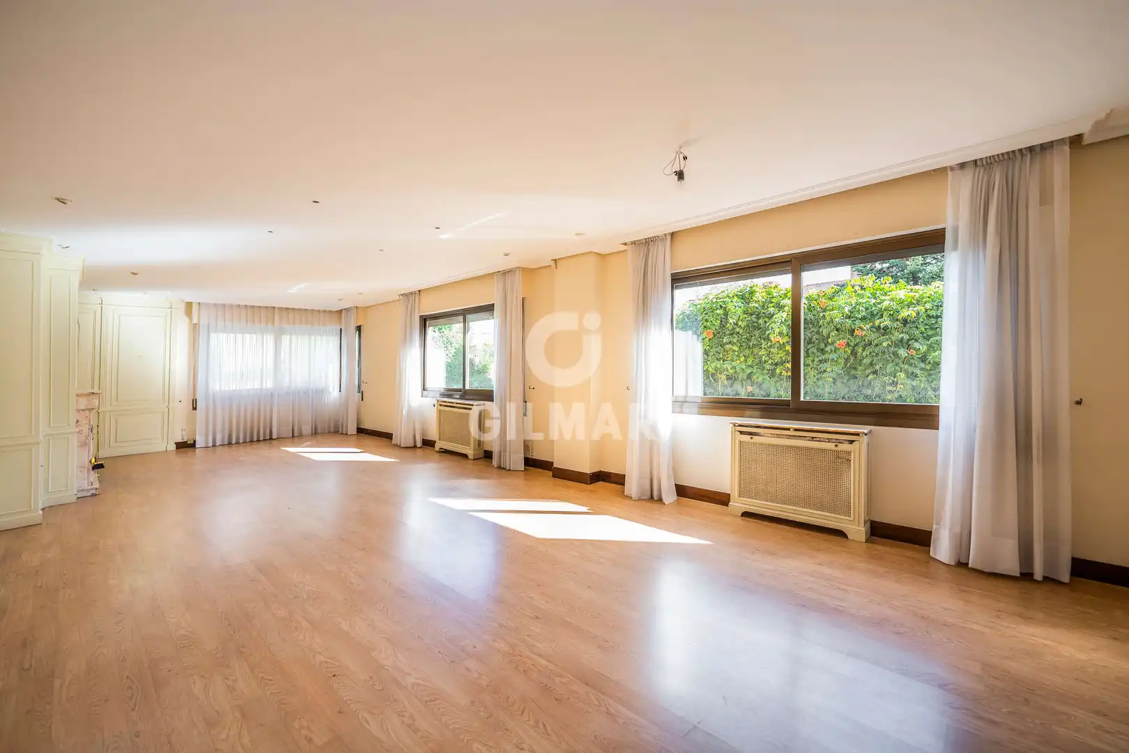 Sala d'estar de Casa adosada en venda en Madrid amb Calefacció, Jardí privat i Piscina