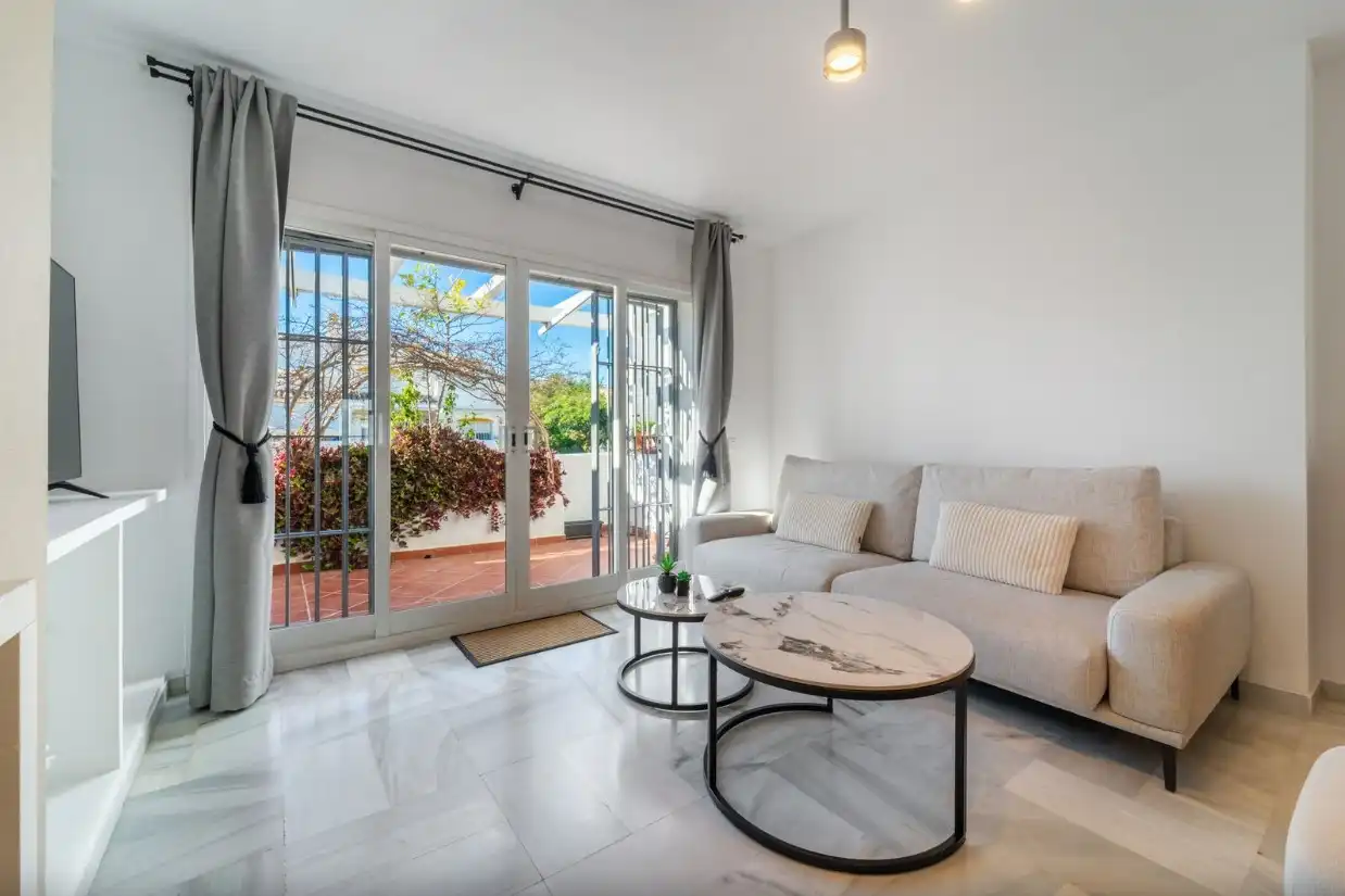 Vista exterior de Dúplex en venda en Marbella amb Aire condicionat, Calefacció i Jardí privat
