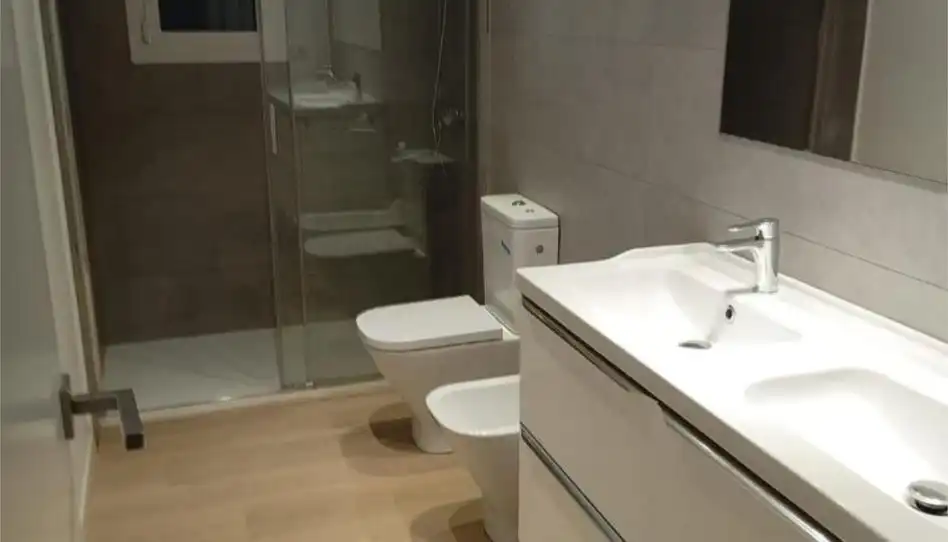 Badezimmer von Dachboden zum Verkauf in Barcelona mit Heizung, Möbliert und Fernseher