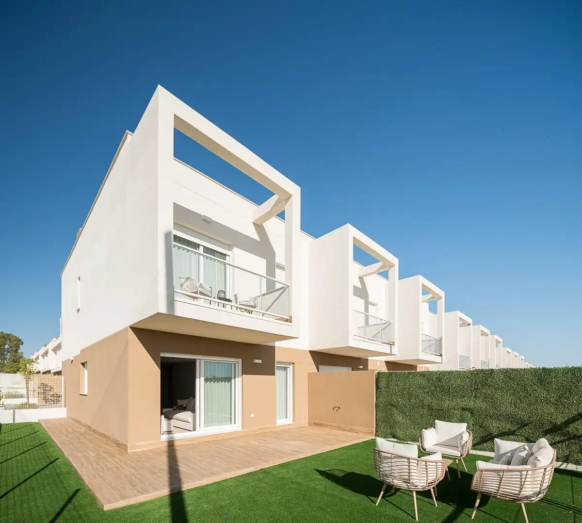 Vista exterior de Casa adosada en venta en Guillena con Aire acondicionado, Calefacción y Jardín privado