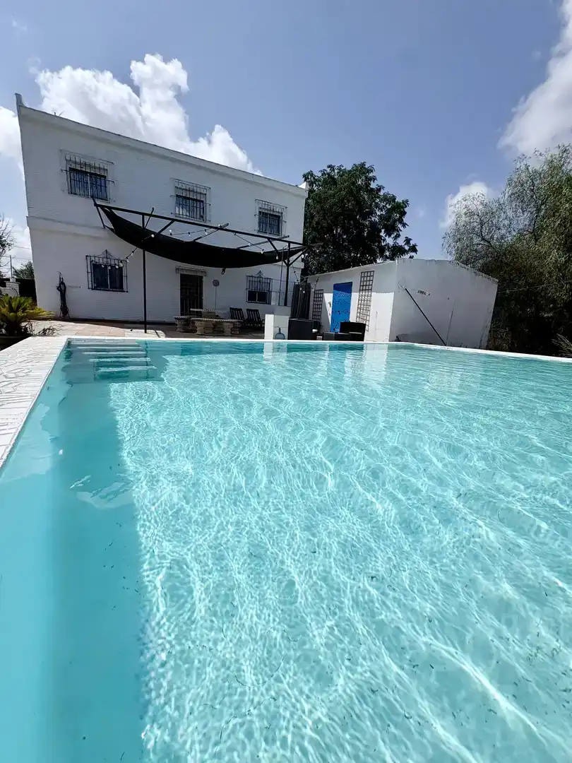 Piscina de Casa o xalet en venda en Carmona amb Aire condicionat, Jardí privat i Traster