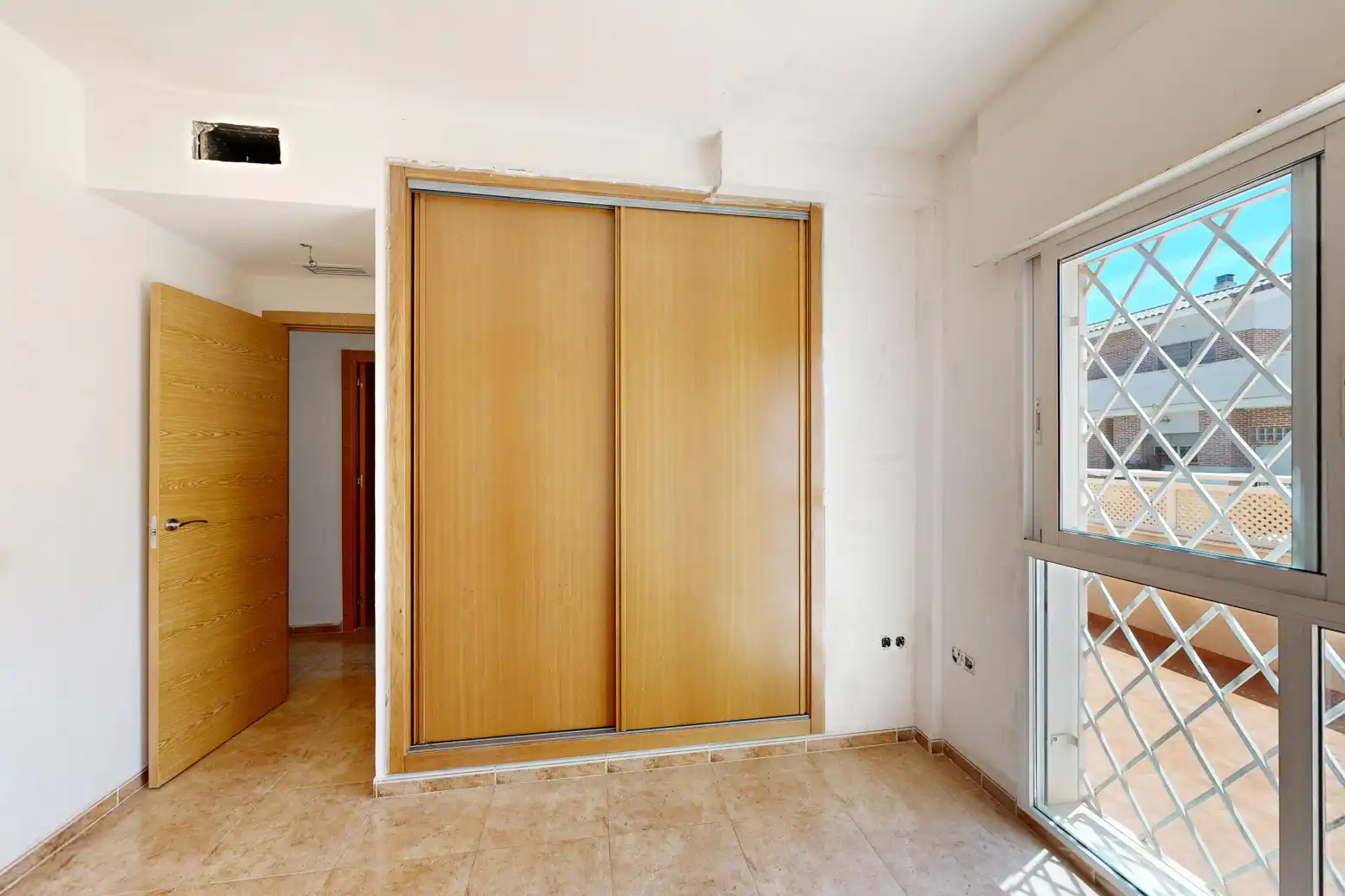 Wohnung zum Verkauf in Cartagena mit Privatgarten, Terrasse und Abstellraum