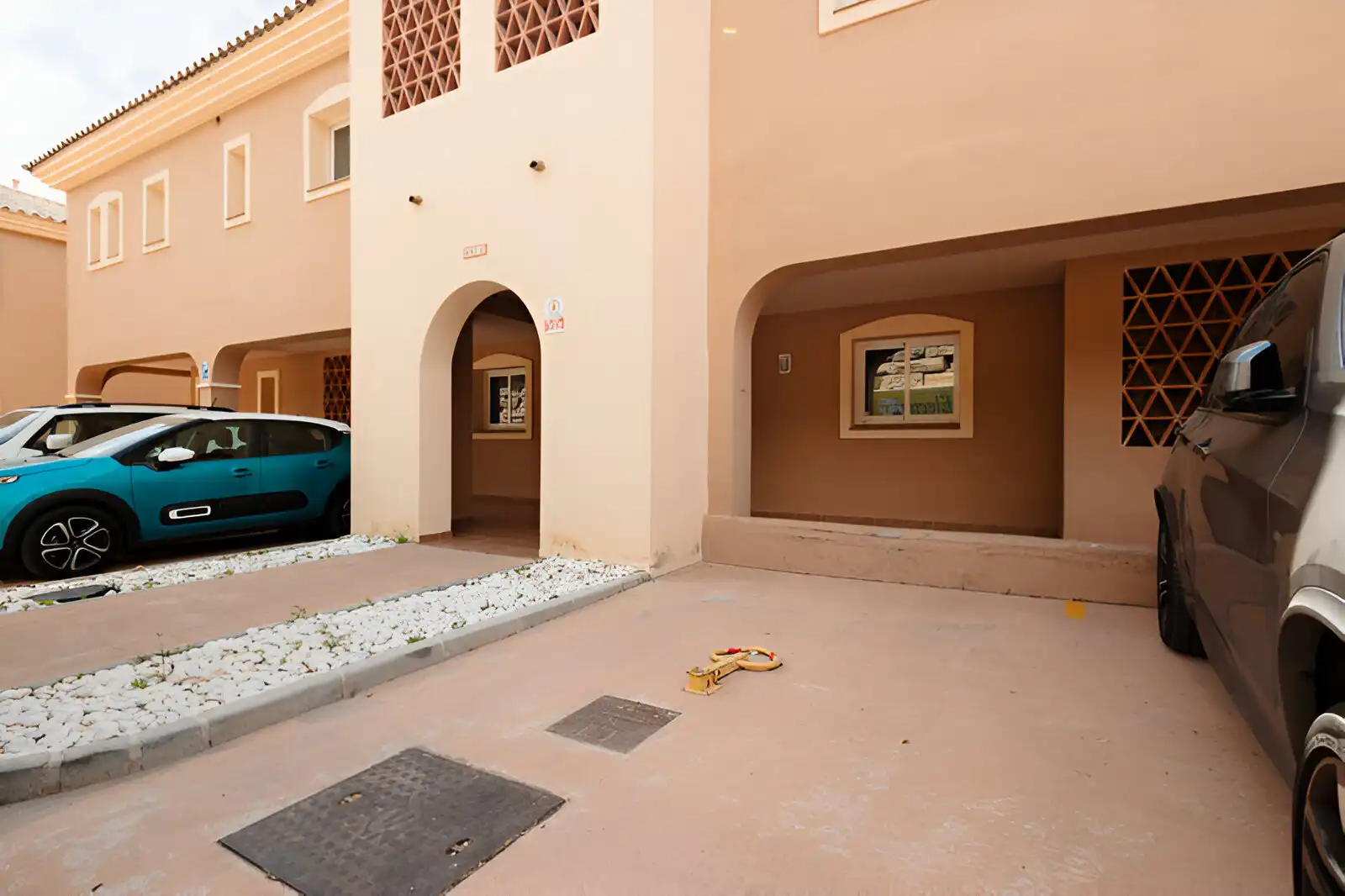 Außenansicht von Erdgeschoss zum Verkauf in Marbella mit Klimaanlage, Privatgarten und Terrasse