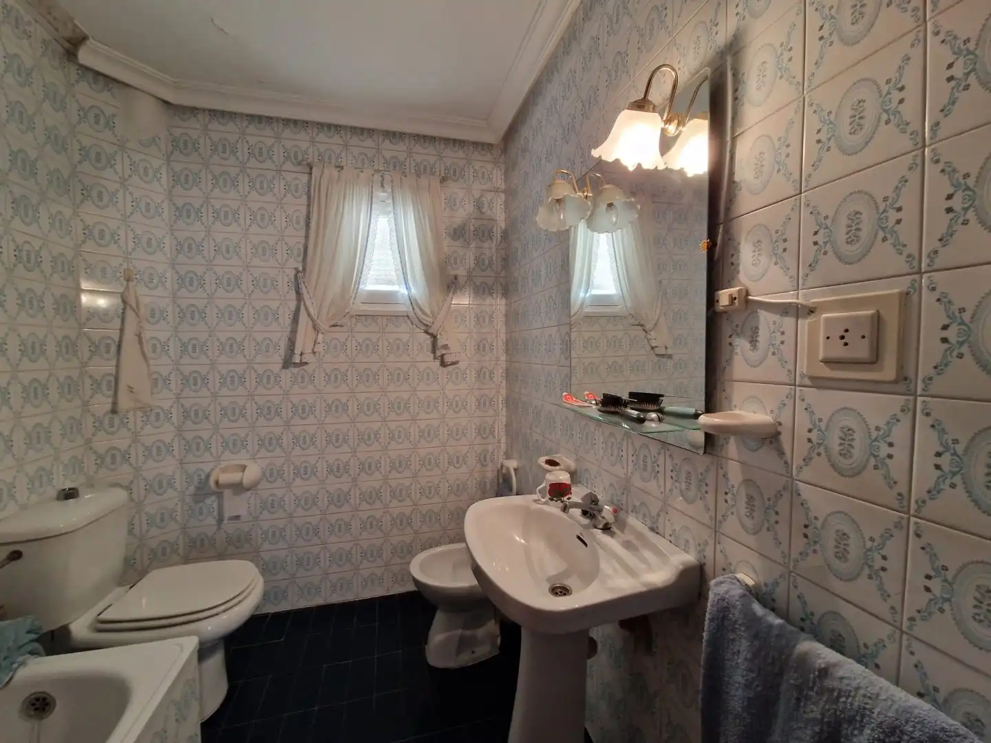 Bathroom of Flat for sale in Lora del Río