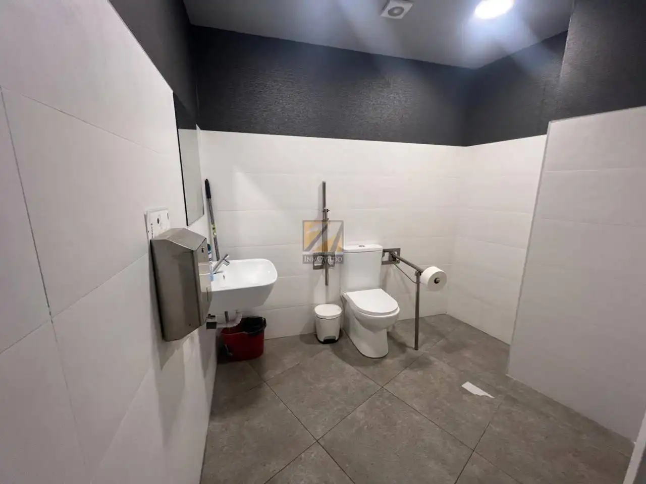 Baño de Local en venta en Oviedo  con Aire acondicionado y Alarma