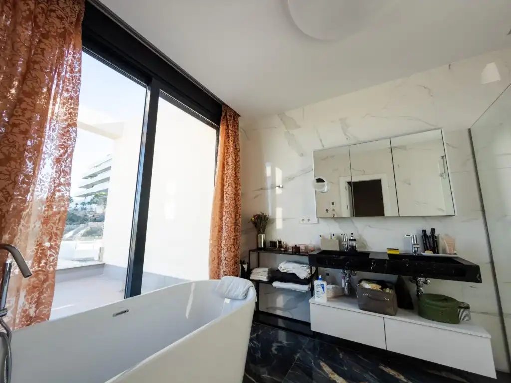 House with pool for sale in Avenida de las Colinas, imagen 13