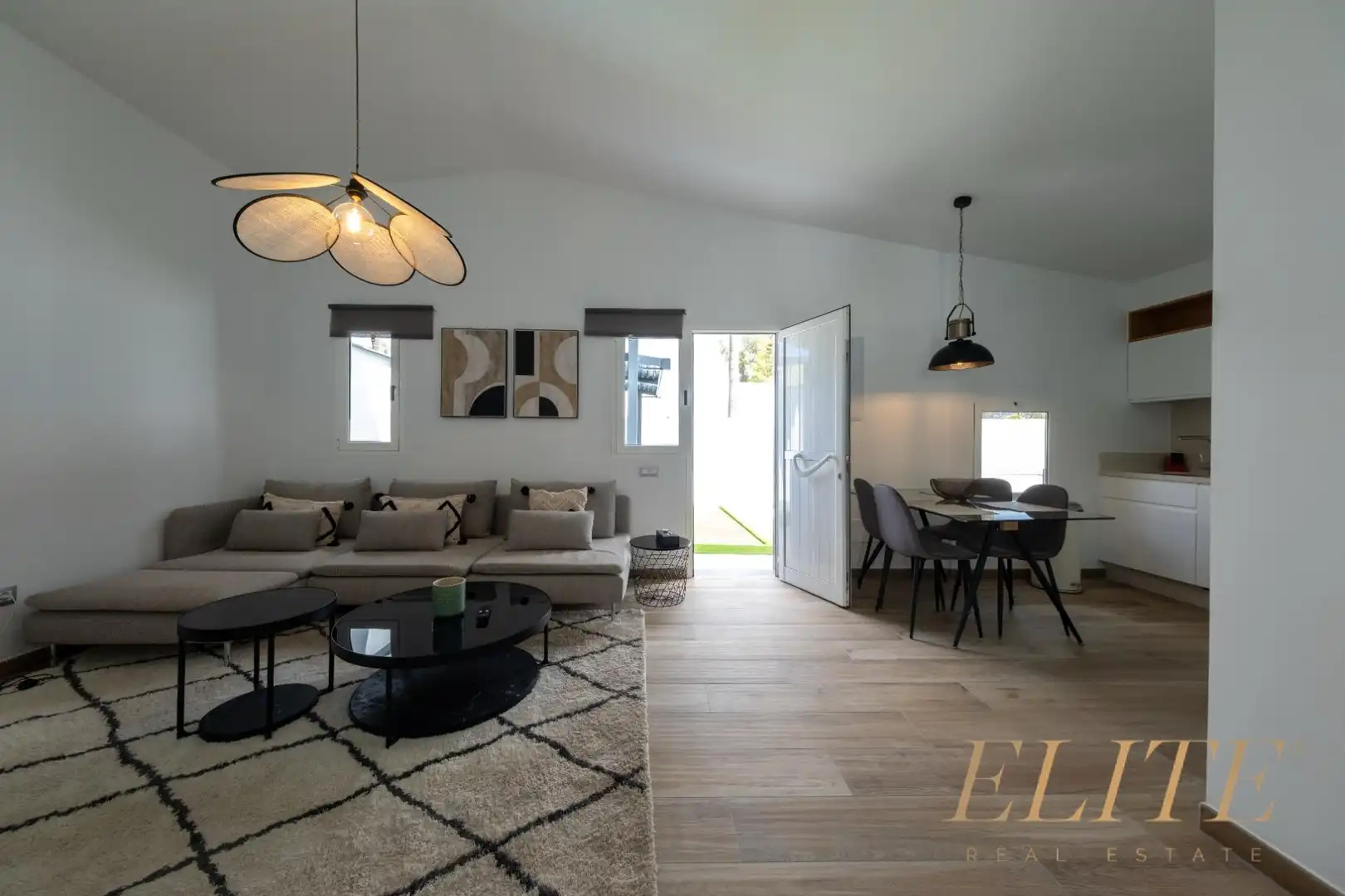 Living room of Detached homes for sale in San Bartolomé de Tirajana  with Air Conditioner, Private garden and Parquet flooring