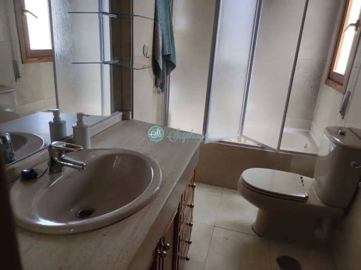 Baño de Ático en venta en Segovia con Calefacción, Parquet y Amueblado