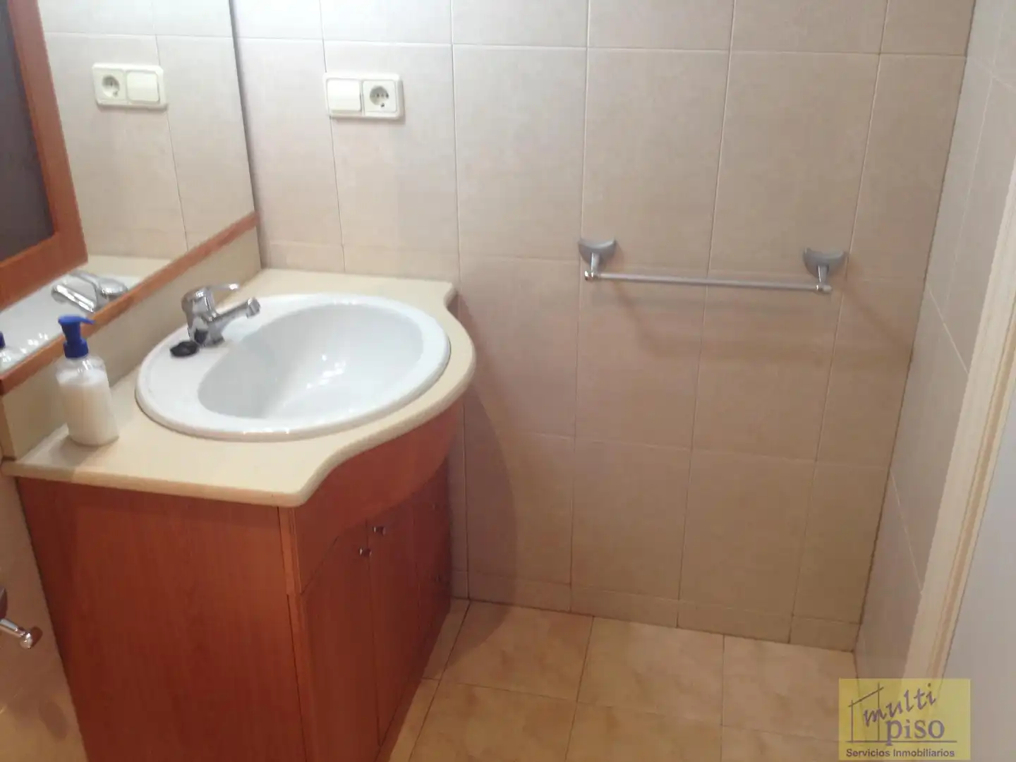 Bany de Pis en venda en L'Hospitalet de Llobregat amb Terrassa i Balcó