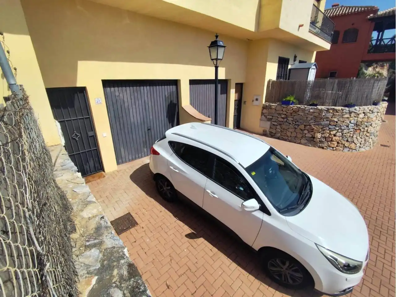 Aparcament de Casa adosada en venda en Almuñécar amb Jardí privat i Terrassa