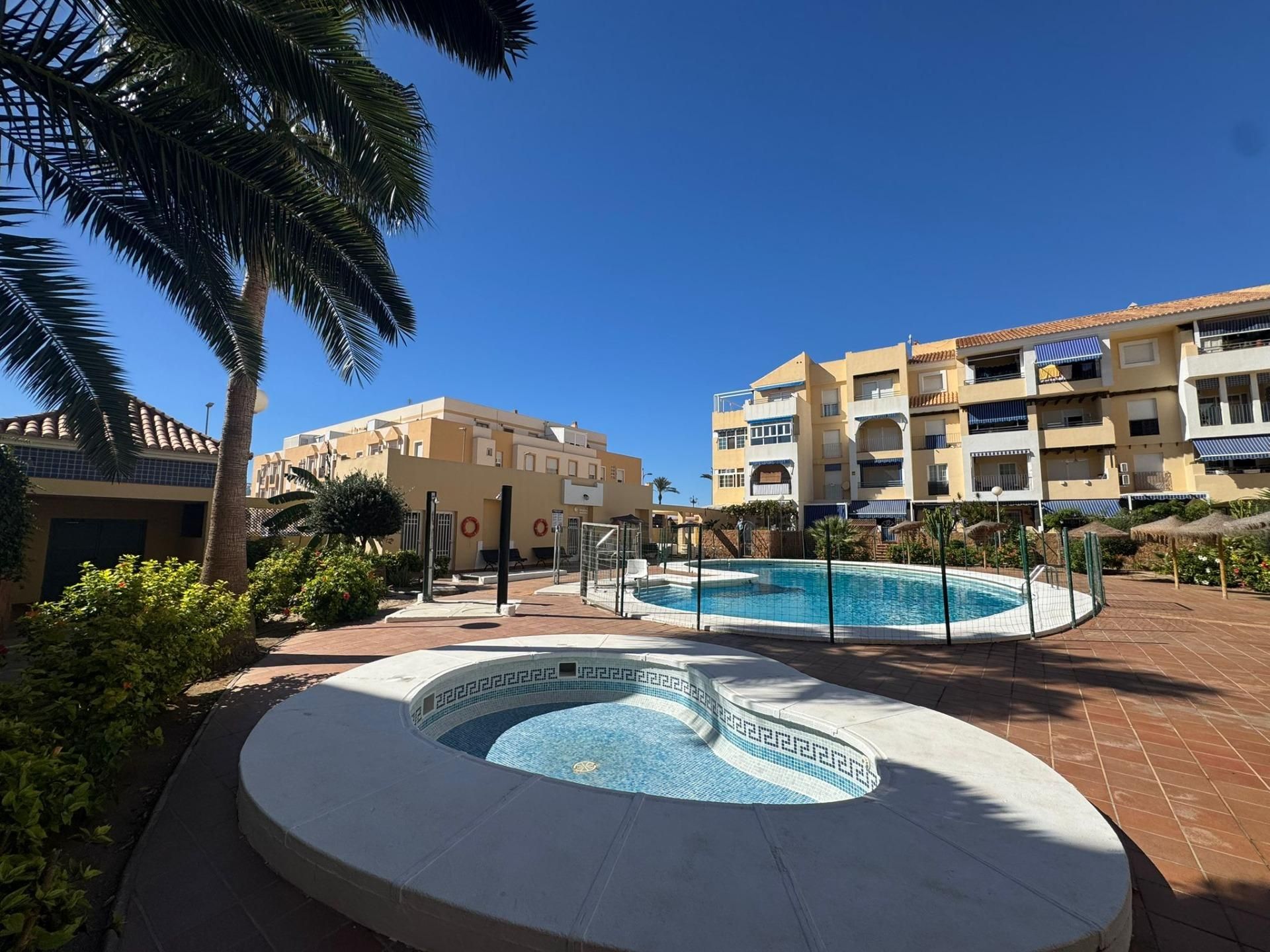 Vista exterior de Pis en venda en Roquetas de Mar amb Terrassa i Piscina comunitària