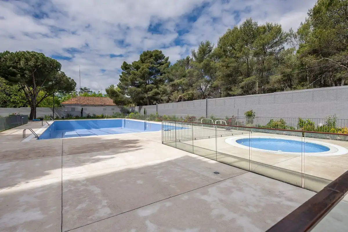 Schwimmbecken von Dachboden zum Verkauf in Majadahonda mit Klimaanlage, Heizung und Privatgarten