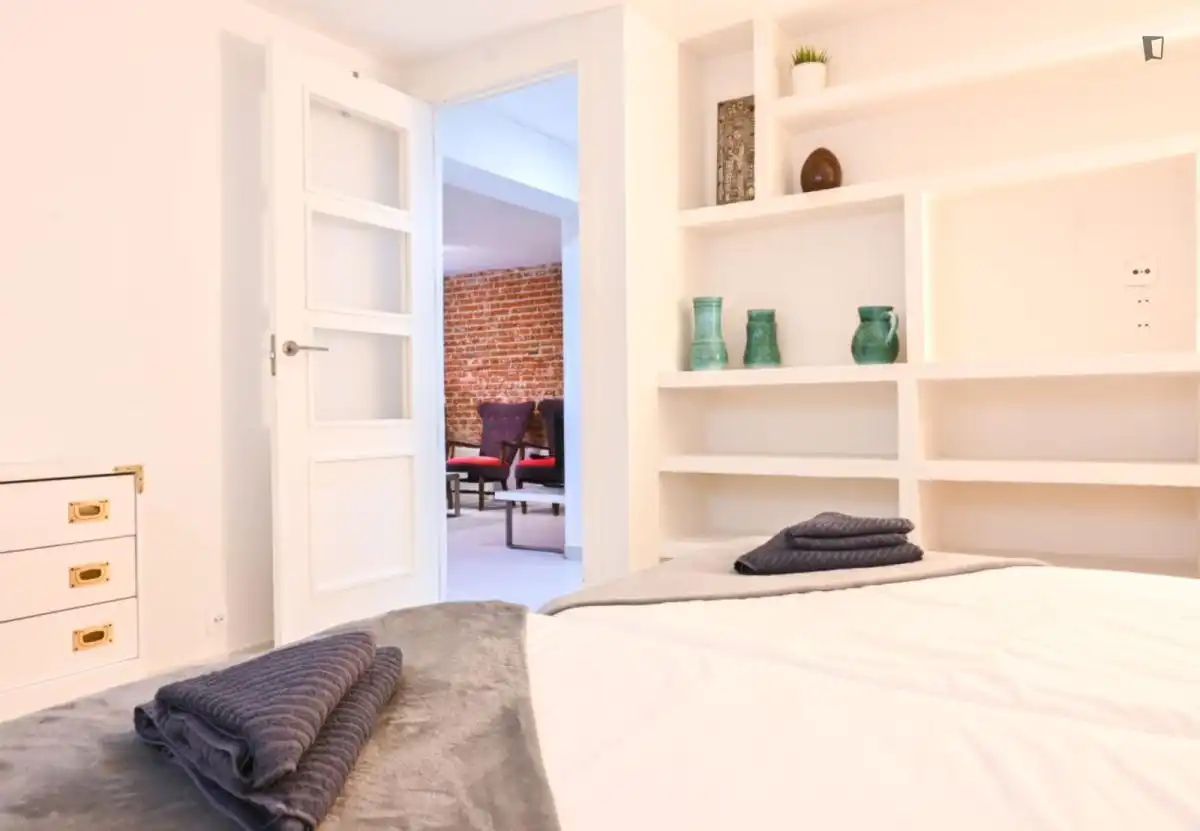 Dormitori de Apartament de lloguer en Madrid amb Calefacció, Moblat i Forn