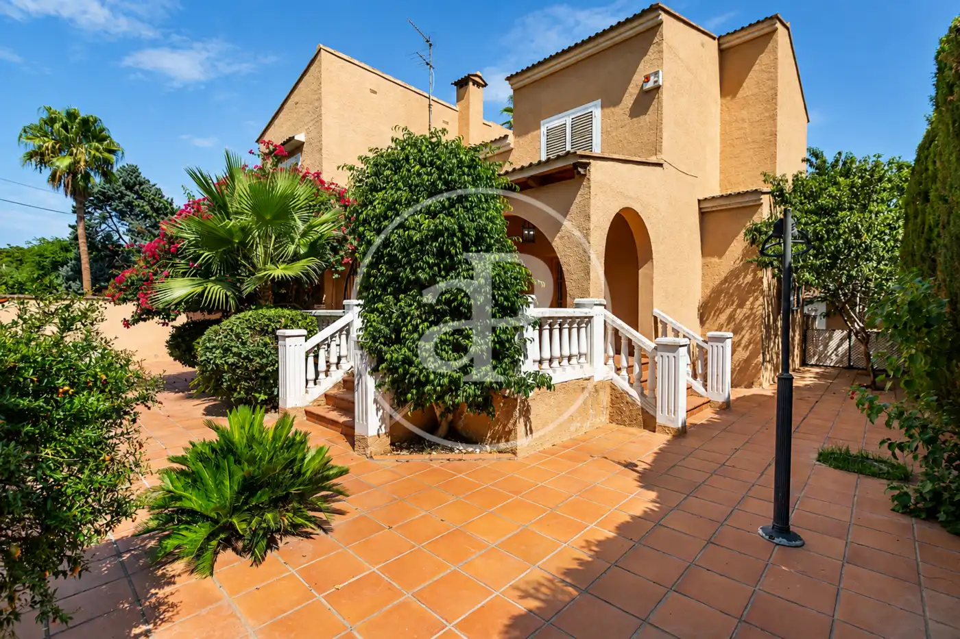 Vista exterior de Casa o xalet en venda en L'Eliana amb Aire condicionat, Calefacció i Jardí privat