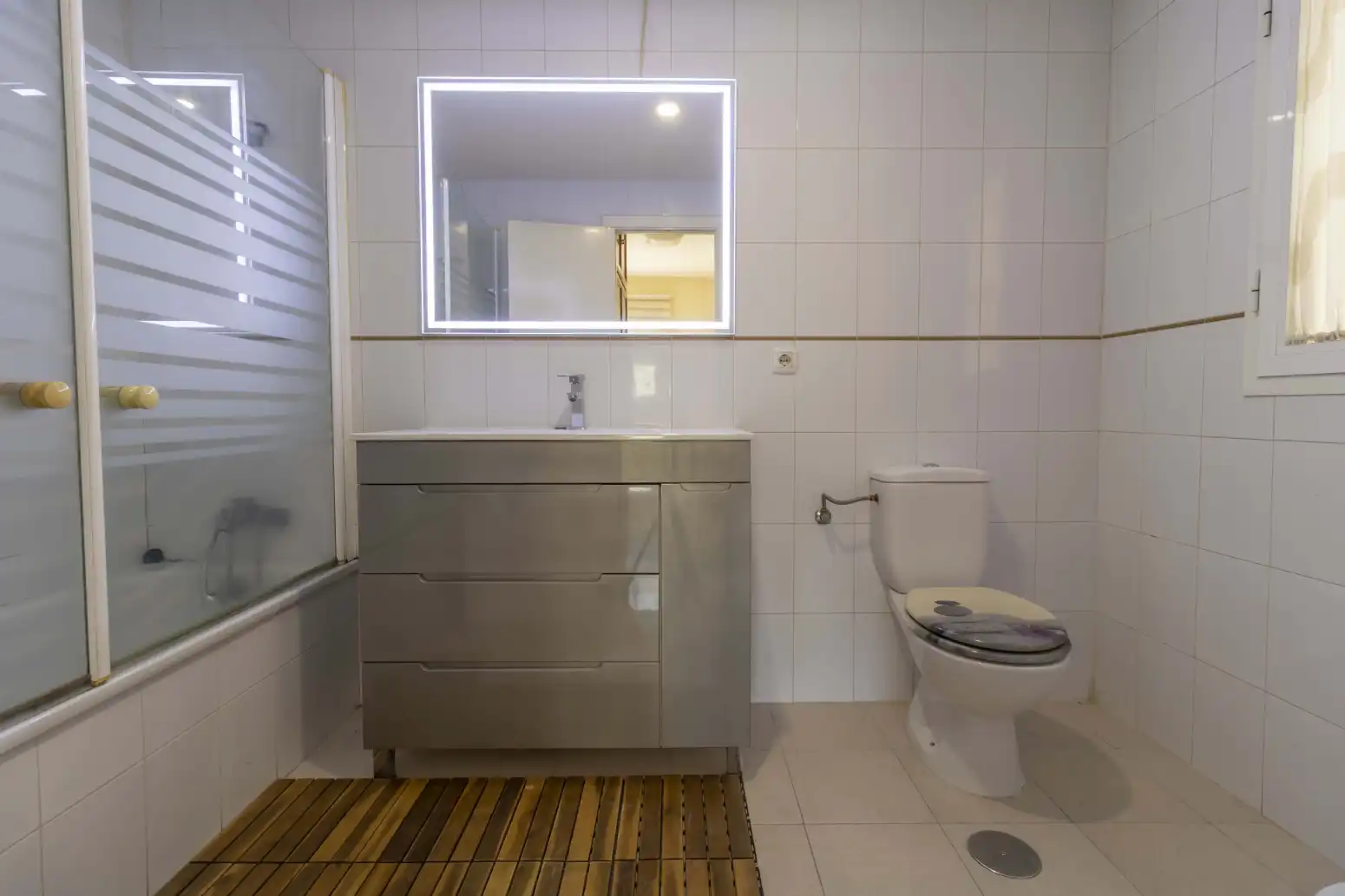 Bathroom of Flat for sale in Sevilla  with Air Conditioner and Storage room