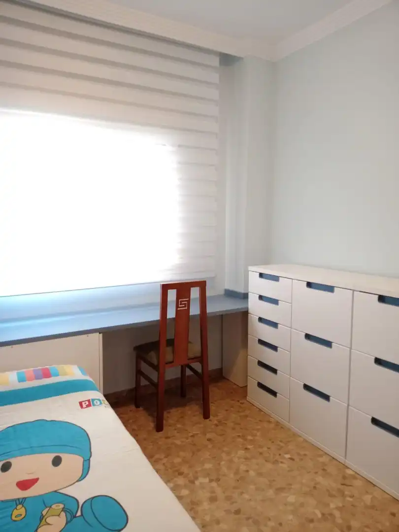 Dormitori de Pis de lloguer en Motril amb Aire condicionat, Moblat i Balcó