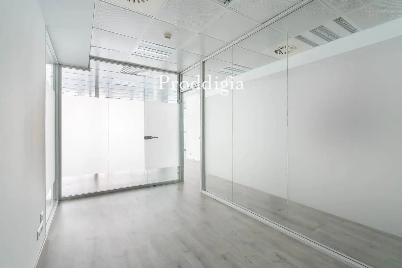 Büro zur Miete in Barcelona mit Klimaanlage, Heizung und Alarm