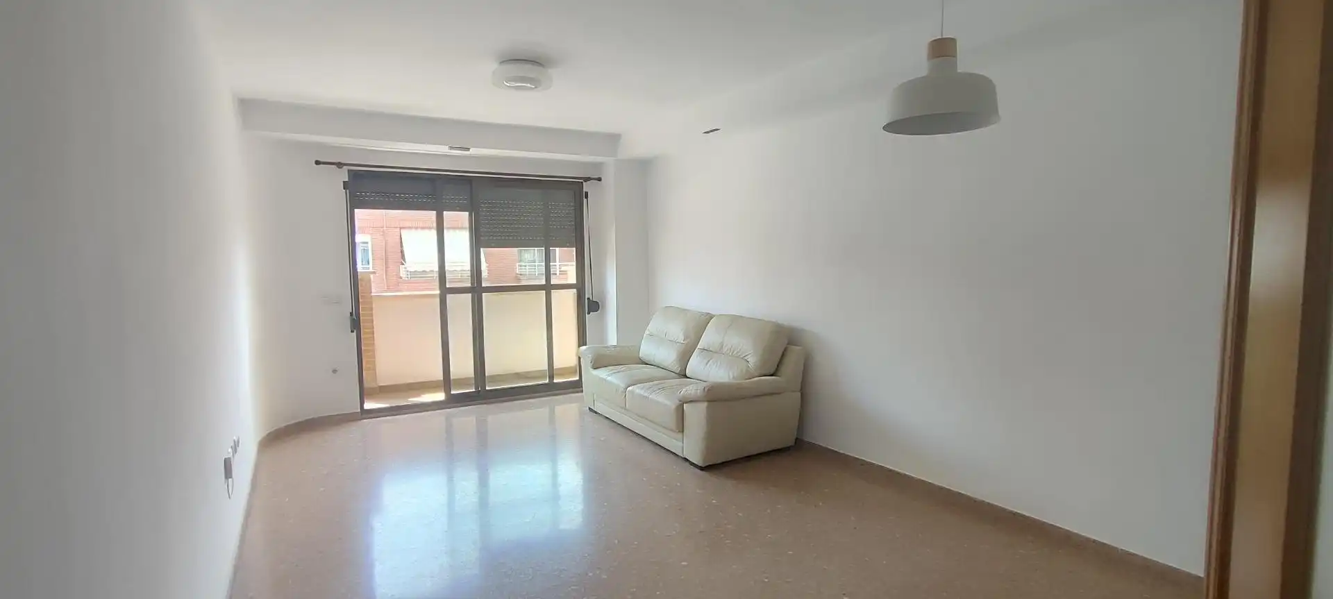 Wohnzimmer von Wohnung zur Miete in Paiporta mit Balkon