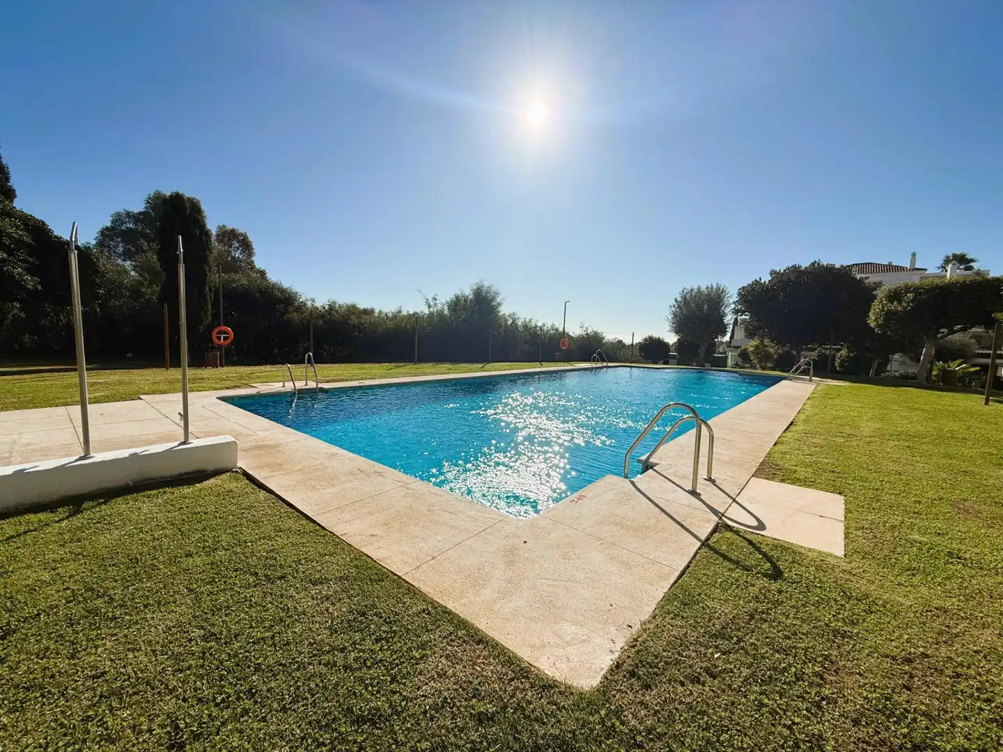 Schwimmbecken von Wohnungen zum Verkauf in Marbella mit Klimaanlage, Privatgarten und Terrasse