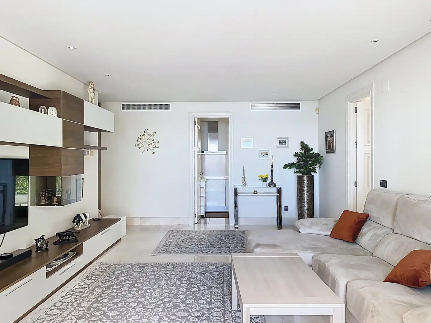 Sala d'estar de Apartament en venda en Estepona amb Aire condicionat, Terrassa i Piscina