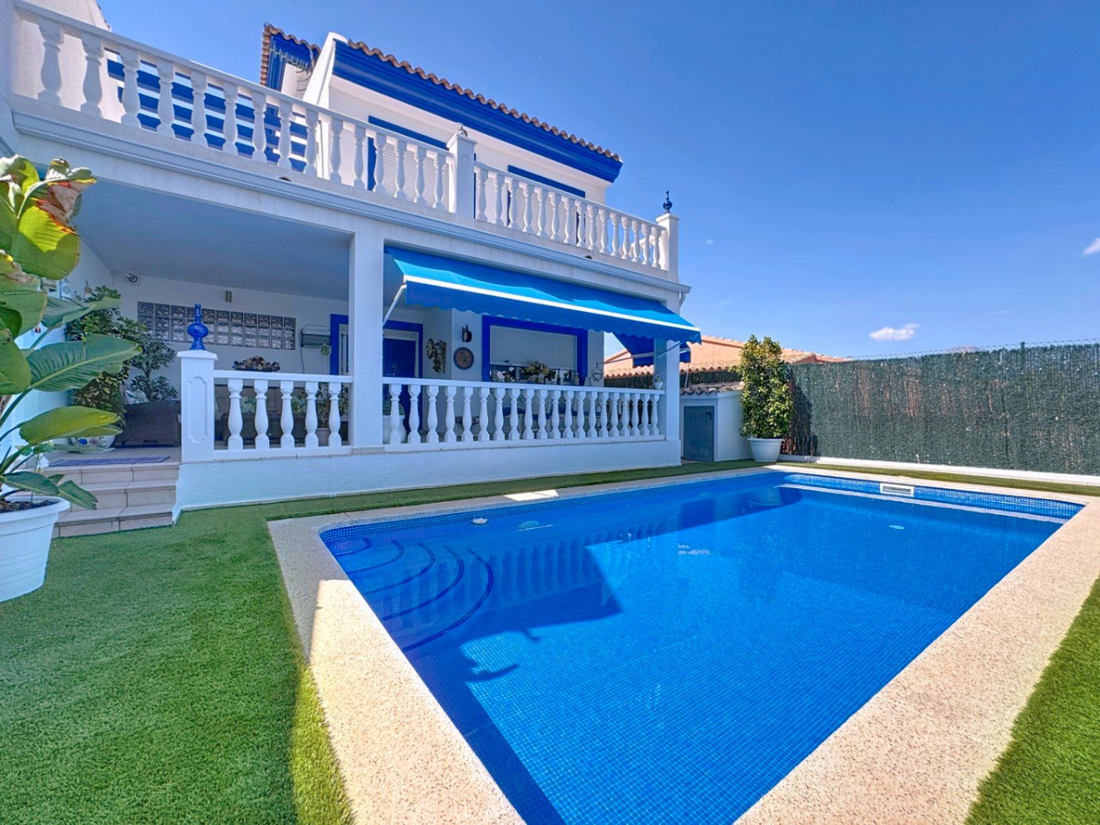 Piscina de Casa adosada en venda en L'Alfàs del Pi amb Aire condicionat, Jardí privat i Terrassa
