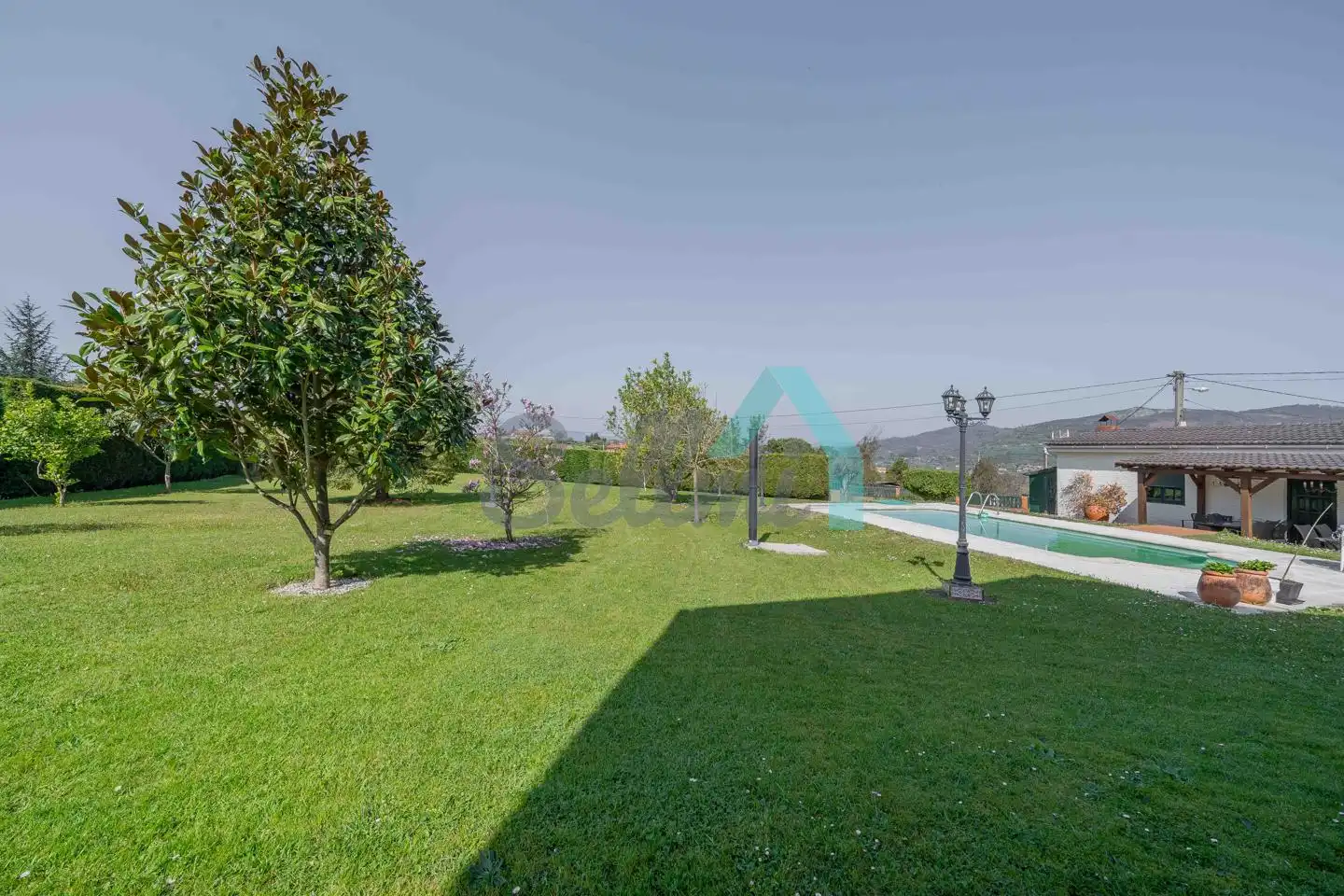 Jardí de Casa o xalet en venda en Oviedo  amb Calefacció, Jardí privat i Parquet