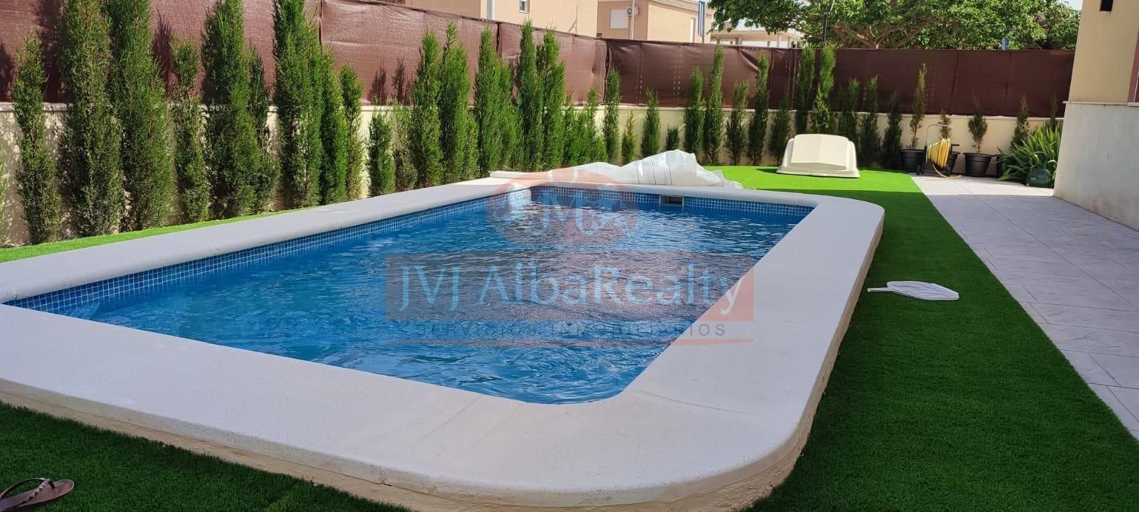 Piscina de Casa adosada en venda en La Gineta amb Aire condicionat, Calefacció i Jardí privat
