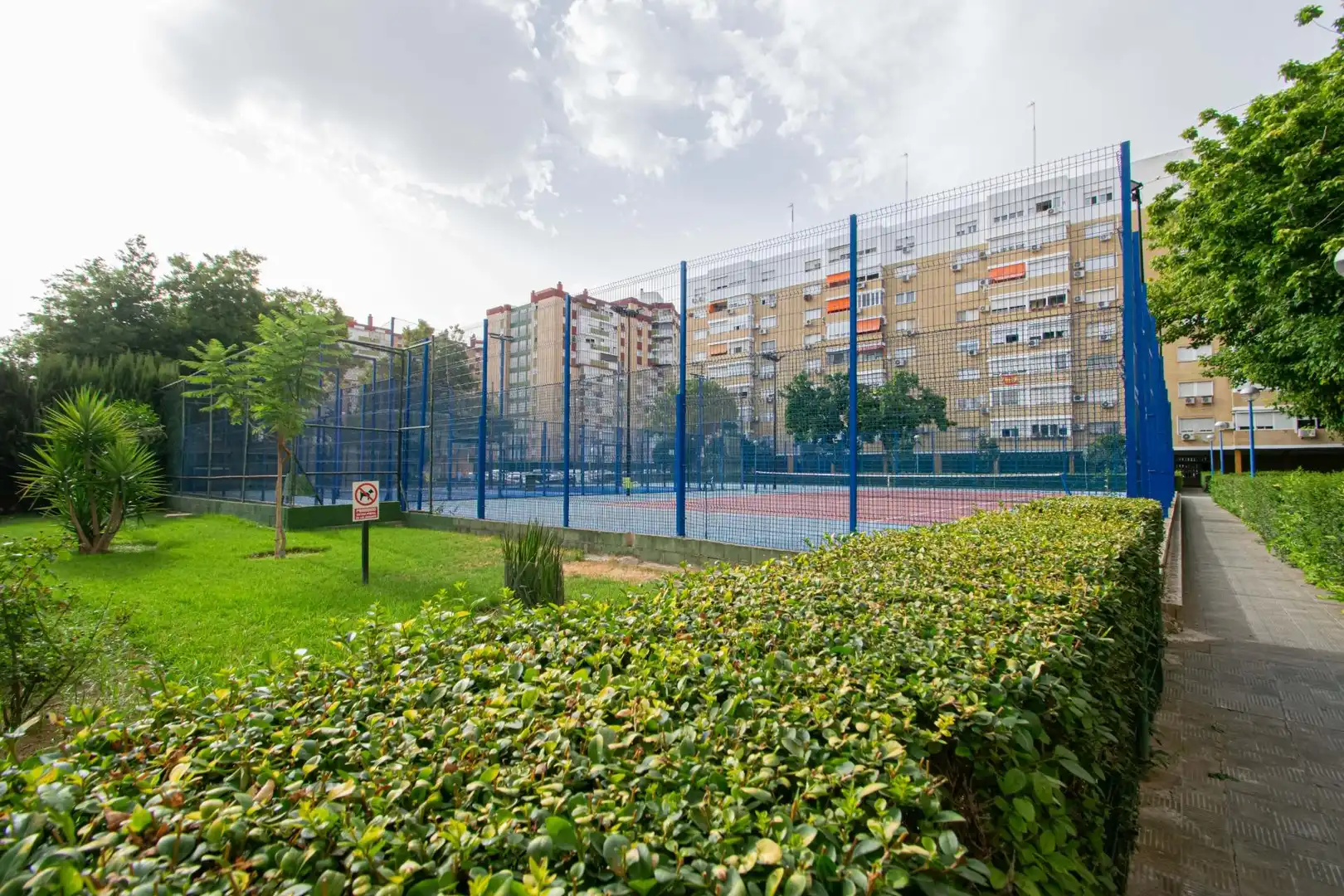Aparcament de Pis en venda en Sevilla amb Aire condicionat, Calefacció i Piscina comunitària