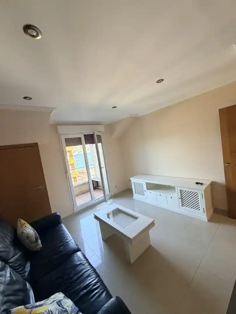Sala d'estar de Àtic en venda en Moaña amb Parquet, Traster i Moblat