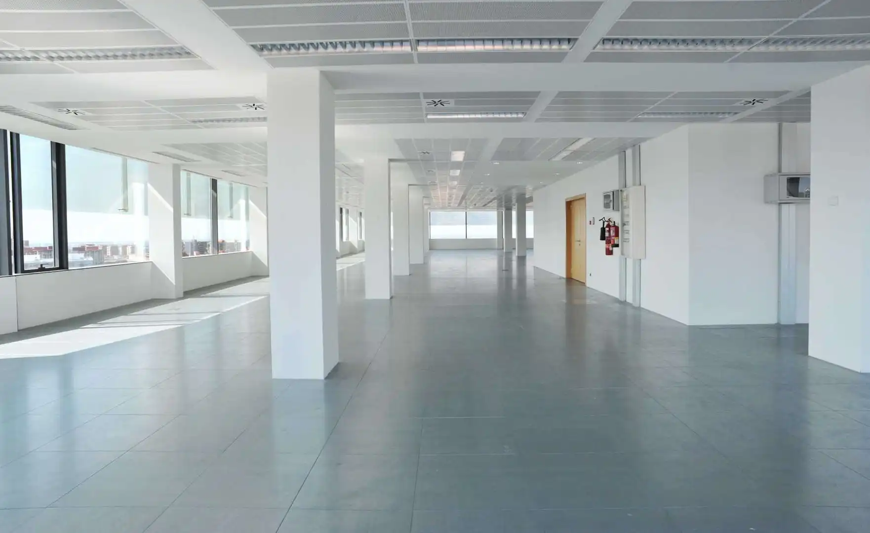 Oficina de alquiler en Cornellà de Llobregat con Aire acondicionado, Calefacción y Terraza