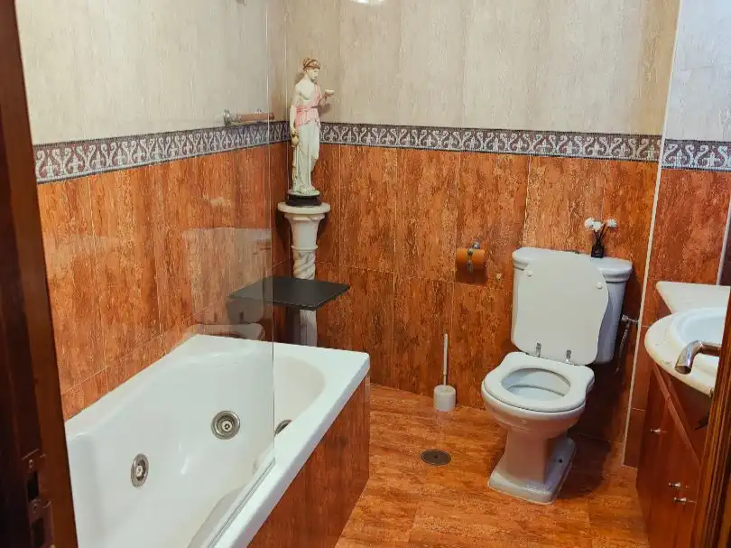 Bany de Pis per a compartir en Santa Bárbara