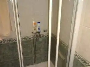 Badezimmer von Wohnung zur Miete in Gijón  mit Heizung, Parkett und Möbliert
