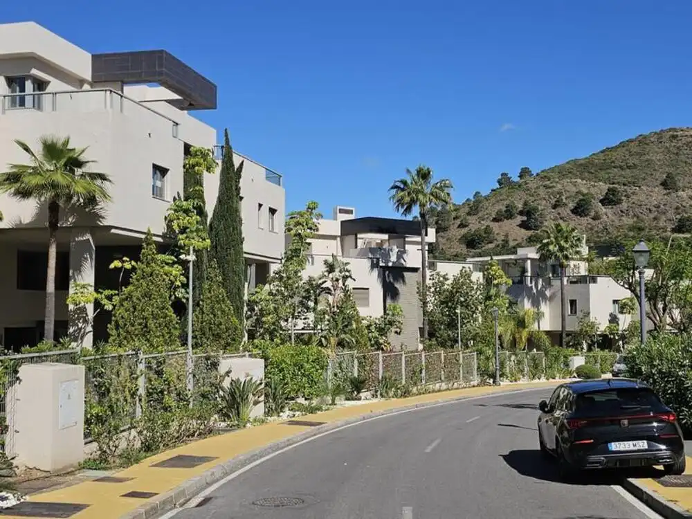 Außenansicht von Wohnungen zur Miete in Benahavís mit Klimaanlage, Terrasse und Schwimmbad