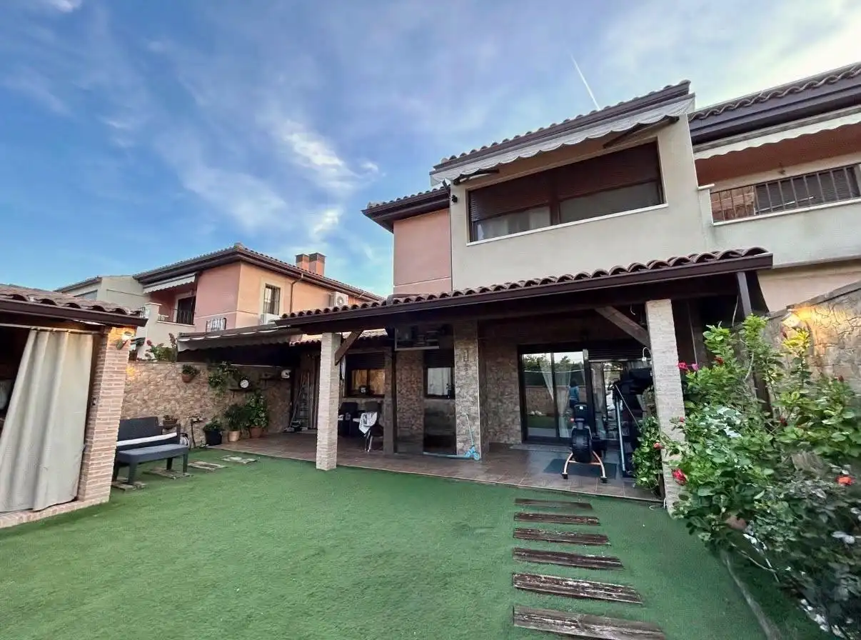 Casa pareada con piscina en venta en Carrera Centaure, imagen 4