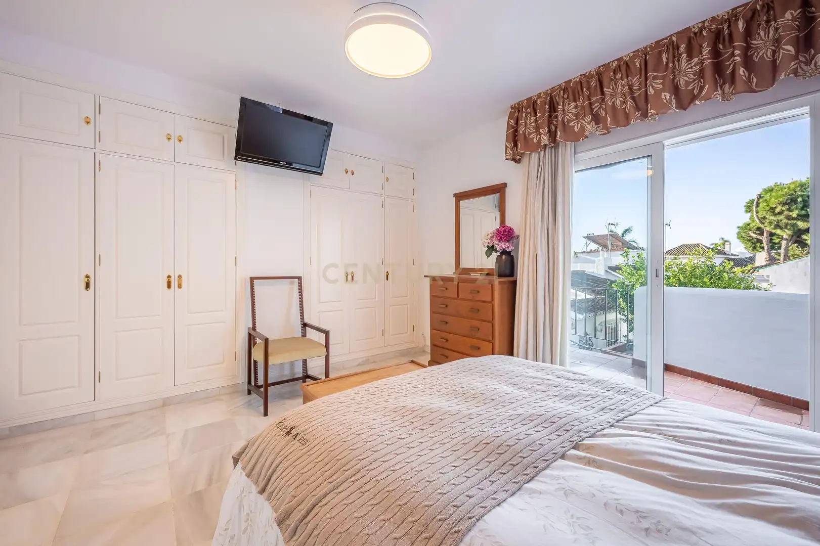 Habitación de Casa adosada en venta en Estepona con Aire acondicionado, Trastero y Piscina comunitaria