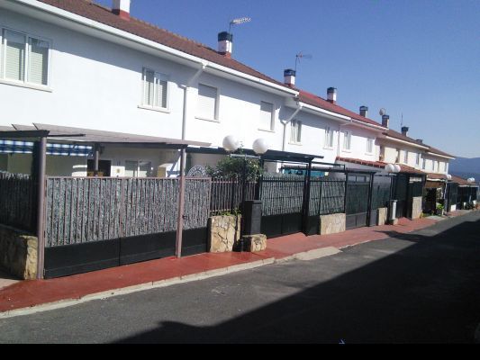 Vista exterior de Casa o xalet en venda en El Espinar amb Calefacció, Terrassa i Traster