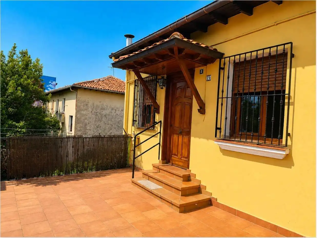 Vista exterior de Casa o xalet en venda en Torrelavega  amb Calefacció, Terrassa i Traster