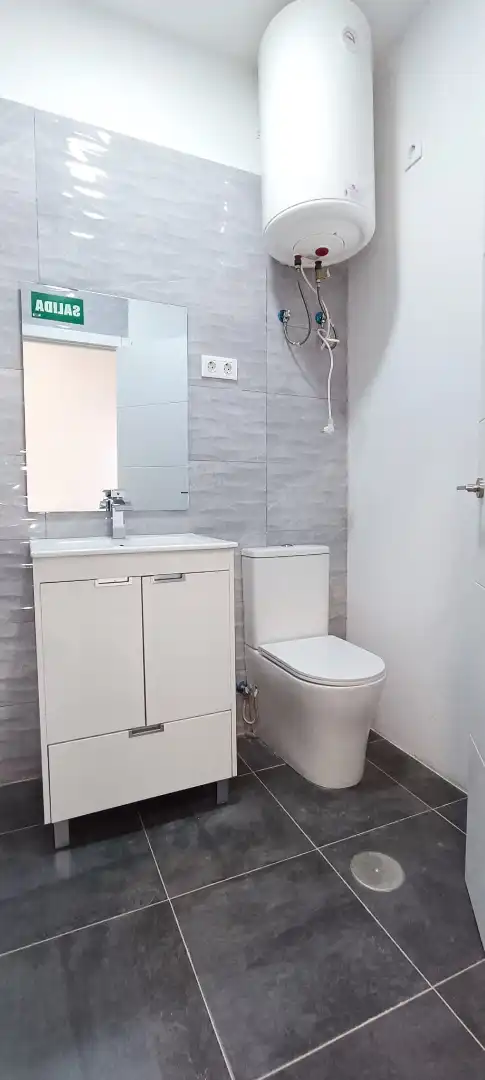 Badezimmer von Geschaftsraum zum Verkauf in Madrid mit Klimaanlage und Heizung