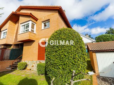 Casa aparellada amb piscina en venda a Cercedilla