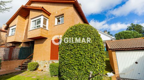 Descubre este encantador chalet pareado en Cercedilla, ideal para quienes buscan un refugio en plena naturaleza! Con una superfici