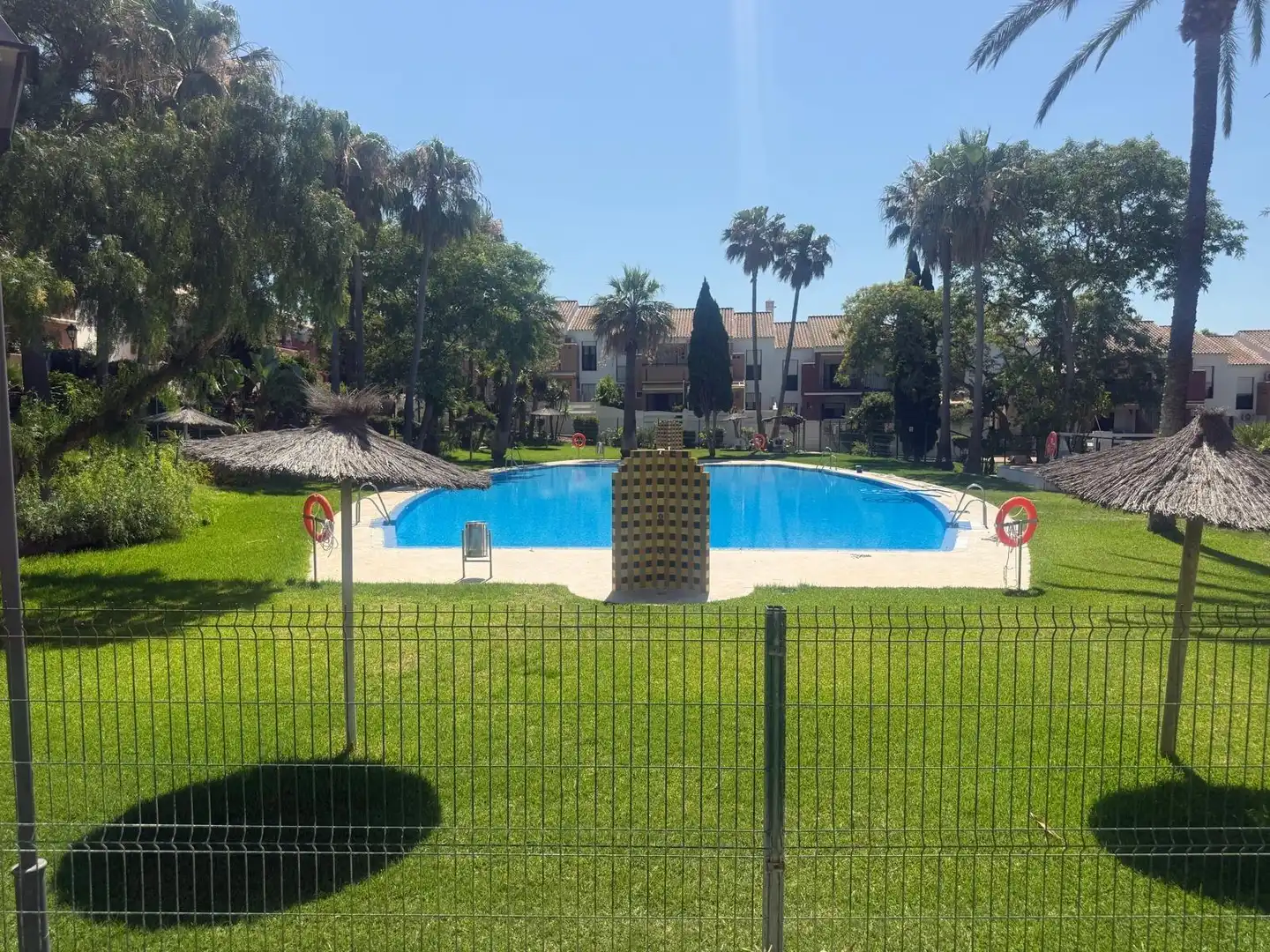 Piscina de Casa adosada en venda en Chiclana de la Frontera amb Aire condicionat, Calefacció i Jardí privat