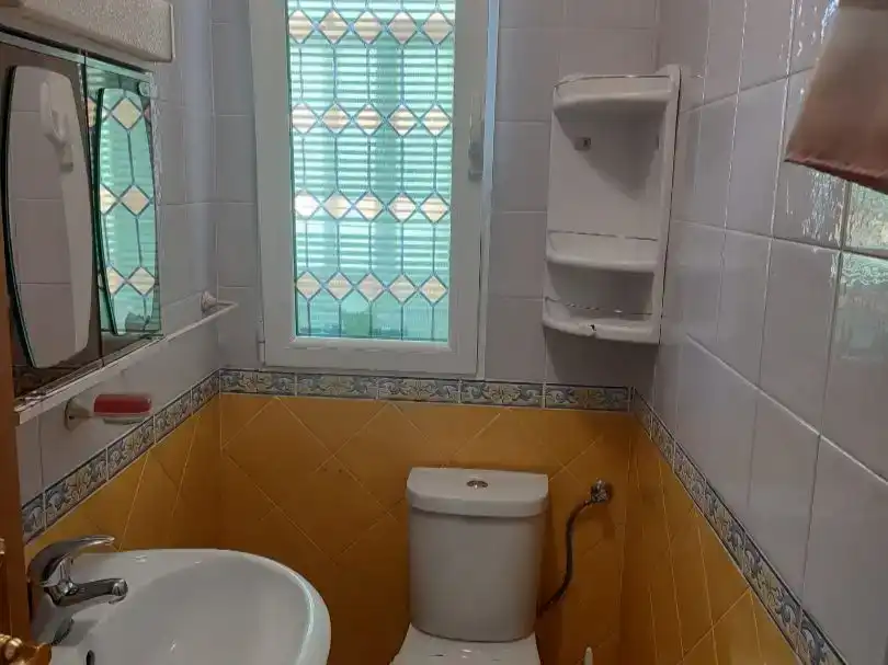 Baño de Ático de alquiler en  Granada Capital con Aire acondicionado y Balcón