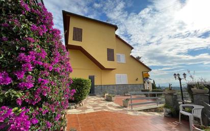 Vista exterior de Casa o xalet en venda en Bigues i Riells amb Aire condicionat, Terrassa i Piscina