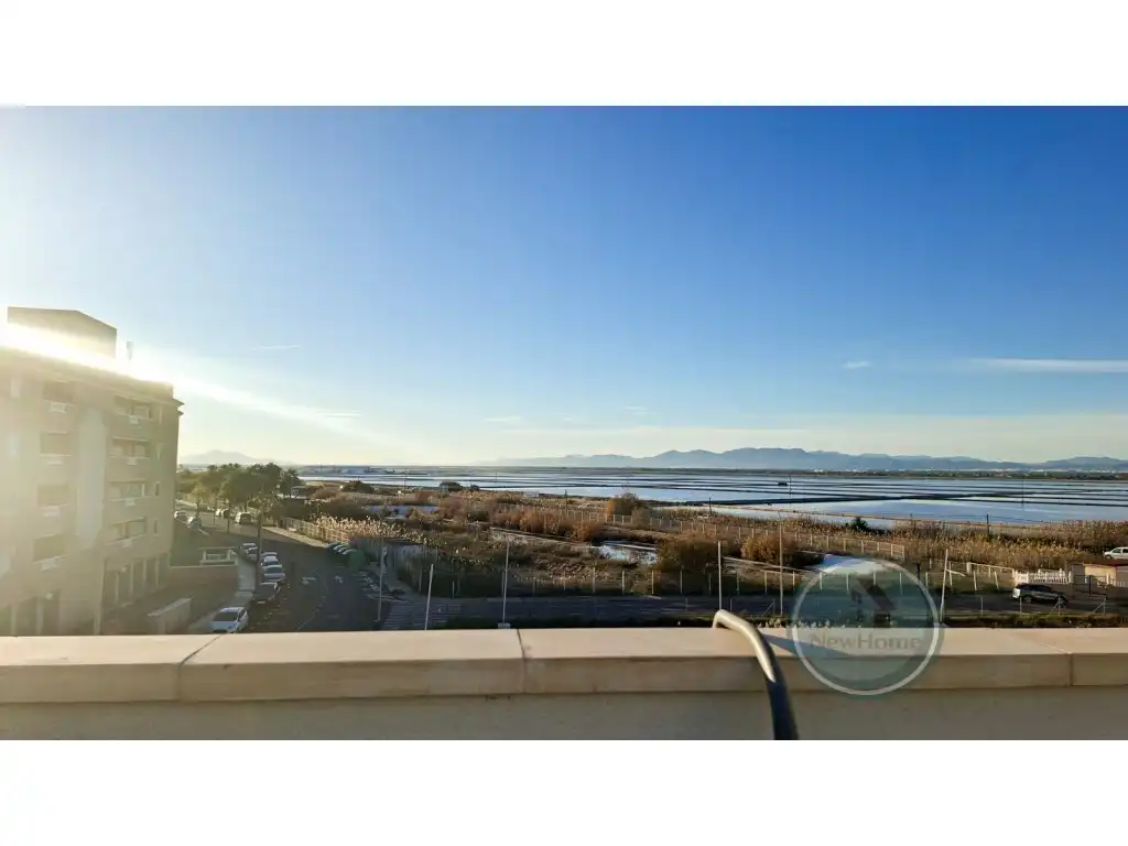 Vista exterior de Àtic en venda en Santa Pola amb Jardí privat, Terrassa i Piscina comunitària