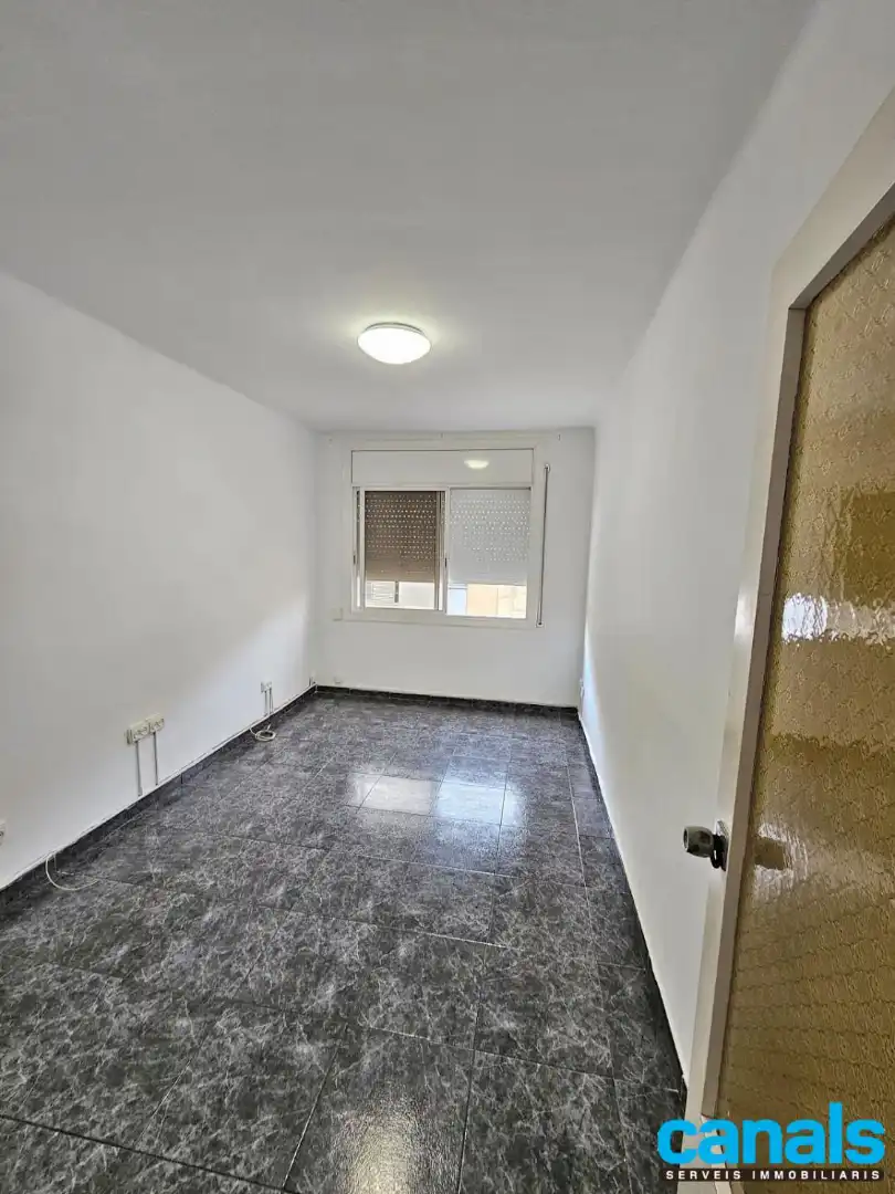 Habitación de Piso en venta en Cerdanyola del Vallès con Calefacción, Horno y Balcón