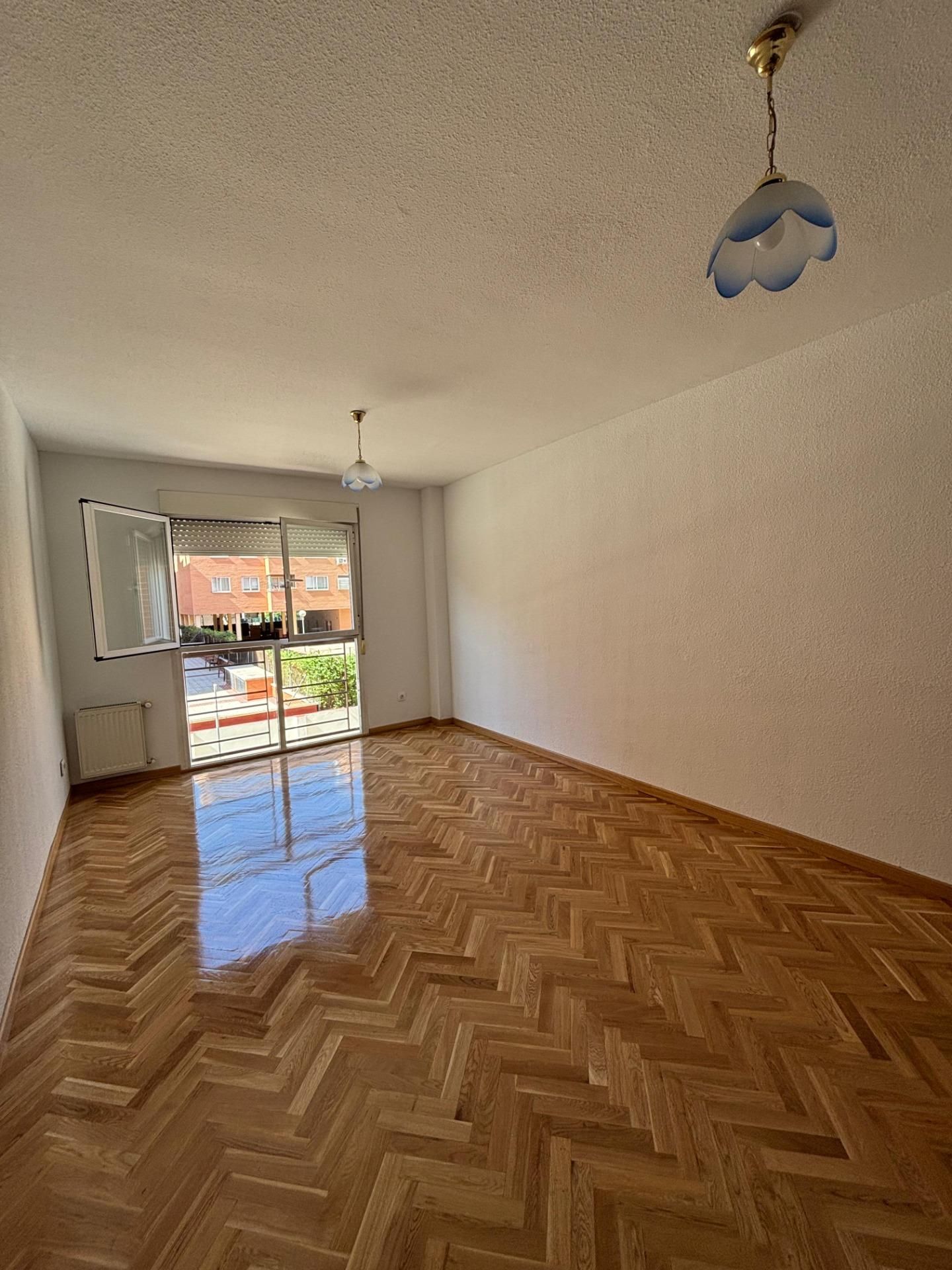 Habitación de Piso de alquiler en Alcalá de Henares con Calefacción, Parquet y Alarma