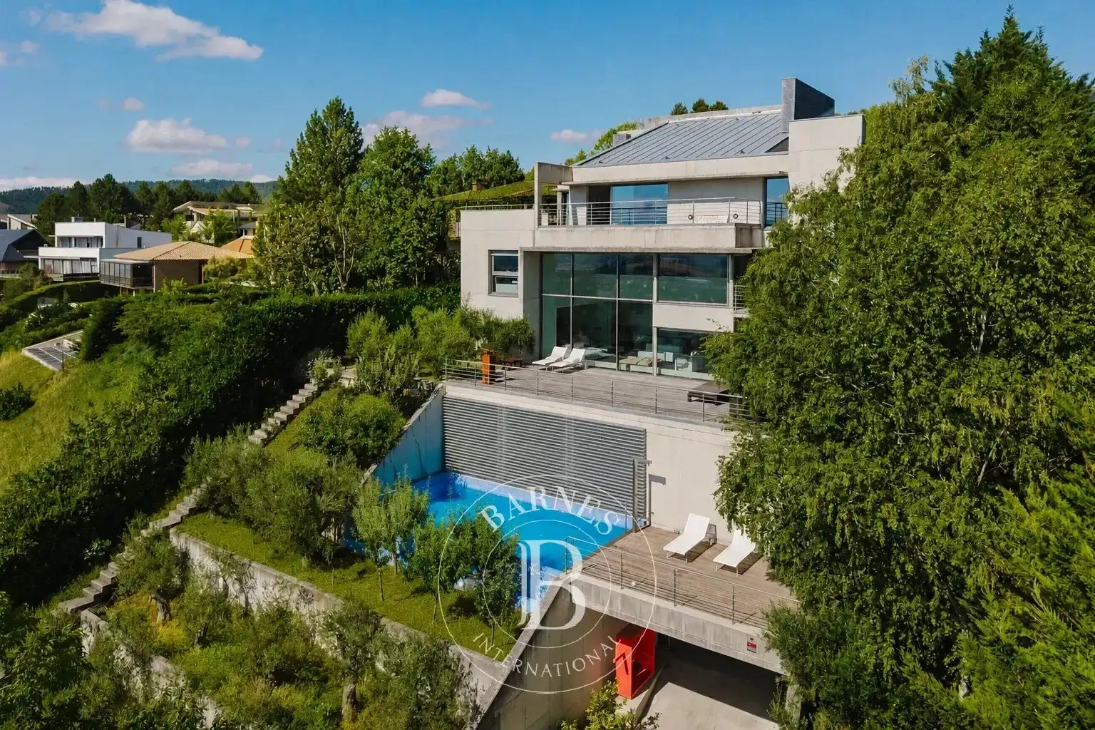 Vista exterior de Casa o xalet en venda en Valle de Egüés / Eguesibar amb Calefacció, Terrassa i Piscina