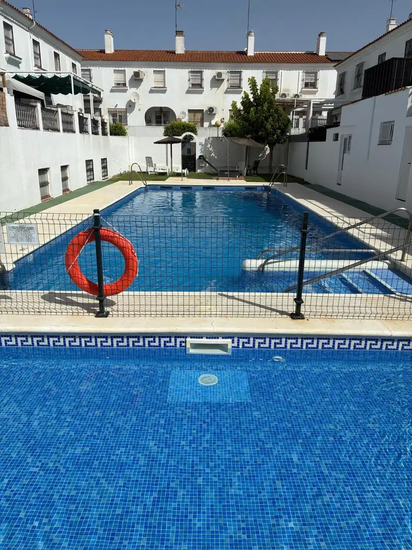 Piscina de Casa adosada en venta en Mairena del Aljarafe con Aire acondicionado, Terraza y Trastero